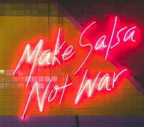霓虹灯标志说“做莎莎不是战争” Markenstimme