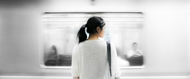 女人站在地铁车站
